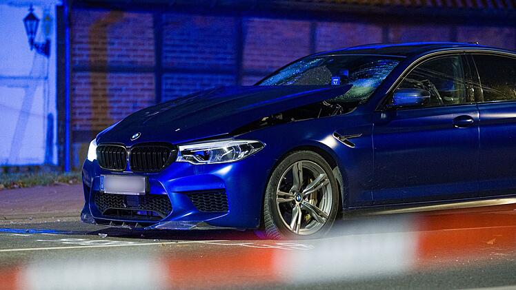 Auto f&auml;hrt in Menschengruppe in Neustadt am R&uuml;benberge