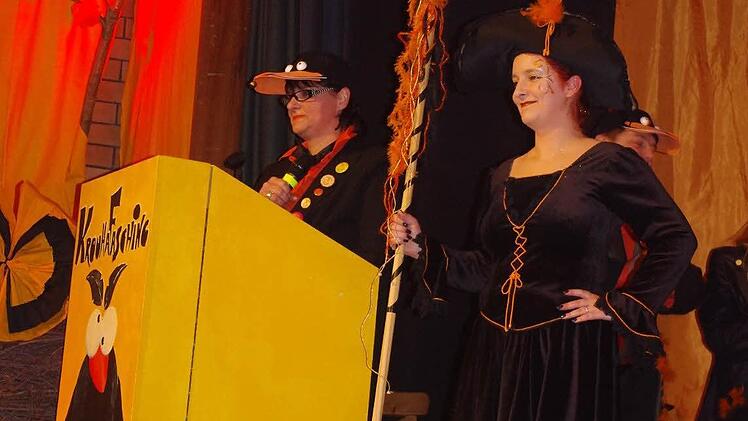 "Oberkrouha" Sabine Sander (links) und Zeremonienmeisterin Gudrun Kratzert