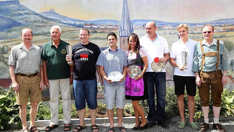 Die Sieger des diesjährigen Schaustellerwettbewerbs: V.l. Raimund Meister (dunkles Hemd), Mario Distel (2. Ritter), Tatiana Winter (Schaustellerkönigin), Igor Upleger (1. Ritter), Josef Krug (Hockerpokal) zusammen mit den Offiziellen der königlich-privilegierten Scharfschützengesellschaft Lichtenfels. - Foto:kag