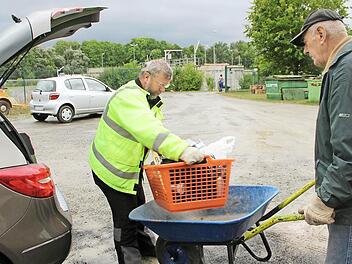 Reinhold Scheuplein (links) und Rudolf Heinz nehmen den Elektroschrott von Bürgern im Wertstoffhof entgegen und sortieren ihn. Fotos: Heike Beudert
