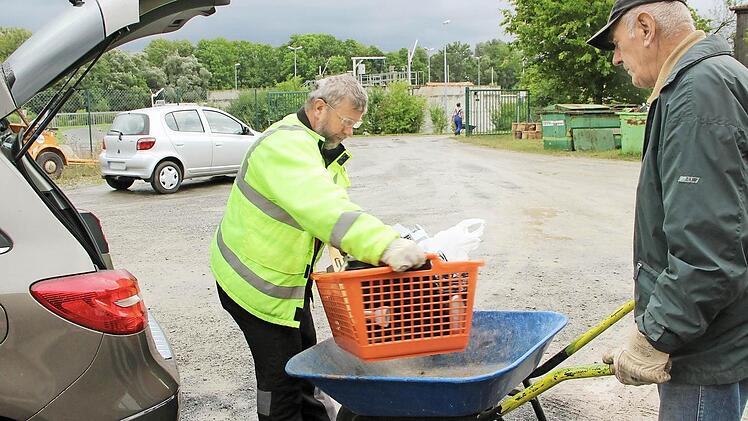 Reinhold Scheuplein (links) und Rudolf Heinz nehmen den Elektroschrott von Bürgern im Wertstoffhof entgegen und sortieren ihn. Fotos: Heike Beudert