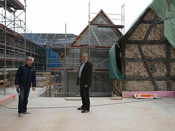 Architekt Walter Böhm und Bauingenieur Matthias Kurth auf der Freifläche, die künftig von einem Café genutzt werden kann. Foto: Daniela Röllinger