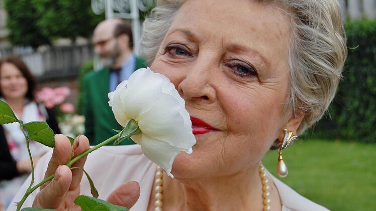 Schauspielerin Marie-Luise Marjan schnuppert im Bad Kissinger Rosengarten an einer der 2010 nach ihr benannten Rosen. Fotos: Sigismund von Dobschütz.