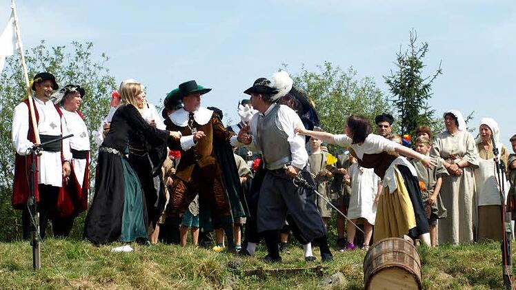 Gottfried von Morach aus Kronach (mit silberner Rüstung, Hans Götz) und der Reuße Nikol Eschca (Peter Oppel, in braun links daneben) geraten aneinander. Foto: Susanne Deuerling