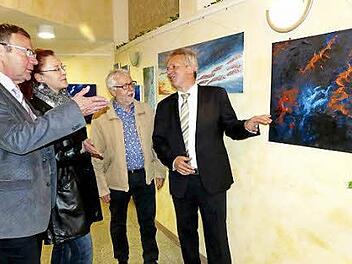 Der Vorsitzende der Naturbühne Trebgast, Siegfried Küspert, Susanne Kosuch, der Vorsitzende der Kulturinitiative Trebgast, Hans Moos, und Bürgermeister Werner Diersch bei der Eröffnung der Vernissage im Foyer der Naturbühne Foto: Dieter Hübner