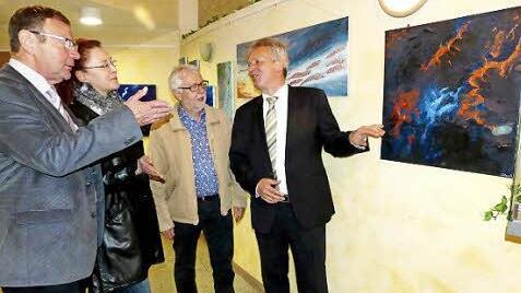 Der Vorsitzende der Naturbühne Trebgast, Siegfried Küspert, Susanne Kosuch, der Vorsitzende der Kulturinitiative Trebgast, Hans Moos, und Bürgermeister Werner Diersch bei der Eröffnung der Vernissage im Foyer der Naturbühne Foto: Dieter Hübner