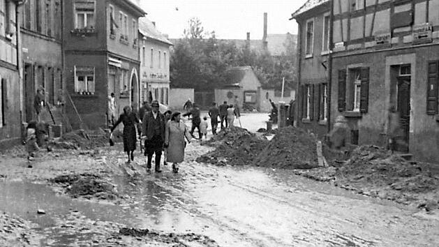 In der Hauptstraße hinterließ das Hochwasser eine Schlammwüste. Fotos: Archiv/Welker
