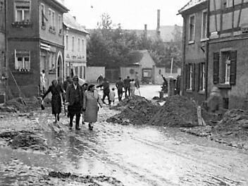 In der Hauptstraße hinterließ das Hochwasser eine Schlammwüste. Fotos: Archiv/Welker