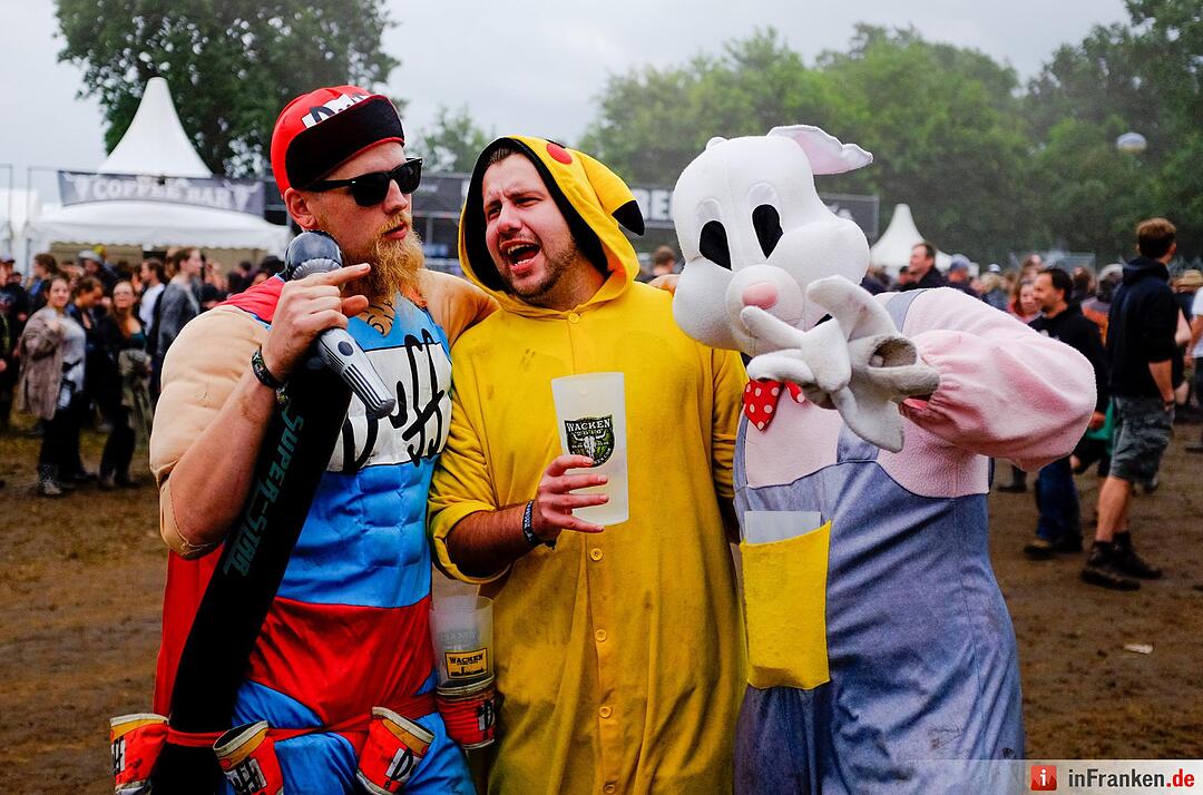 Metal-Fans feiern am 04.08.2016 in Wacken (Schleswig-Holstein) neben der Bühne des Wacken Open Air.