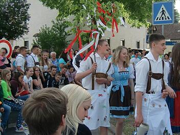 Zum Ende der Kerwa wird vom Heimatverein vor vielen Zuschauern der Betz'n rausgetanzt Foto: privat