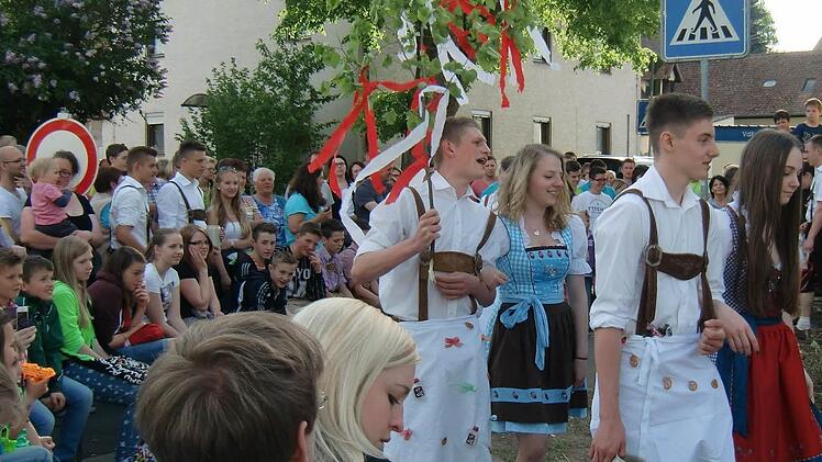 Zum Ende der Kerwa wird vom Heimatverein vor vielen Zuschauern der Betz'n rausgetanzt Foto: privat