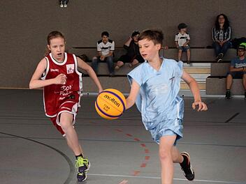 Der Förderverein der Grund- und Mittelschule Oerlenbach unterstützte auch die Basketballer: In Kooperation mit den örtlichen Vereinen gab es eigene Trainingseinheiten. Hier rennt Bastian seiner Gegnerin Julia davon. Foto: Stefan Geiger