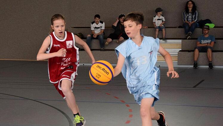 Der Förderverein der Grund- und Mittelschule Oerlenbach unterstützte auch die Basketballer: In Kooperation mit den örtlichen Vereinen gab es eigene Trainingseinheiten. Hier rennt Bastian seiner Gegnerin Julia davon. Foto: Stefan Geiger