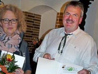 Jürgen Simon überreicht die Goldene Ehrennadel.  Foto: hl