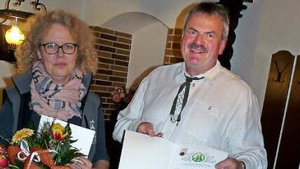 Jürgen Simon überreicht die Goldene Ehrennadel.  Foto: hl