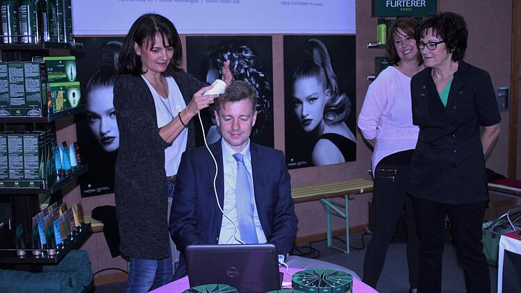 Eine gute Kopfhaut konstatierten die Damen des Marktleugaster Friseursalons Petrik dem Hofer Landrat Oliver Bär. Im Bild (von links) Nicole Rektorschik, Anita Buchner und Angela Petrik Foto: Matthias Trendel