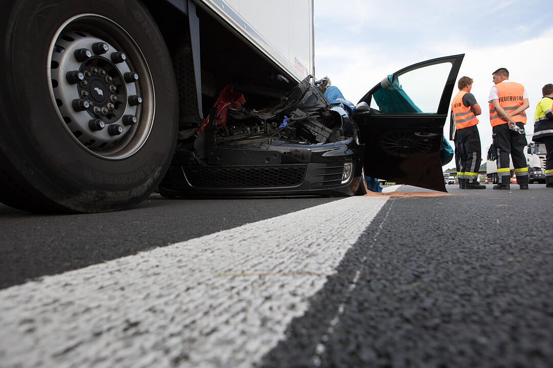 Vom Lkw mitgeschleift – Autofahrer auf A9 bei Greding lebensgefährlich verletzt