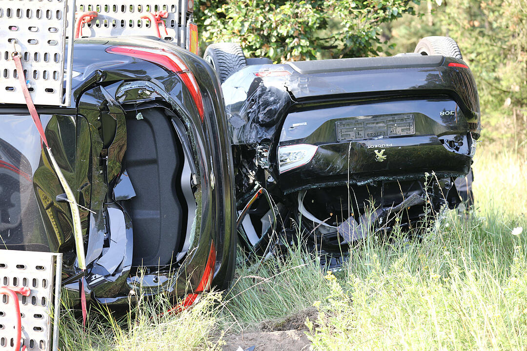 Kampf gegen die Zeit: Vollbeladener Autotransporter ŸberschlŠgt sich auf der A9 - Feuerwehr braucht anderthalb Stunden, um eingeklemmten Fahrer zu befreien