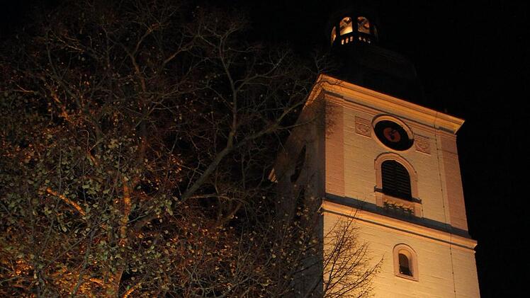 Die Pfarrkirche von Mühlhausen in völlig neuem Licht. Zur Eröffnung am Montag stimmten die Turmbläser die Gemeinde auf das Reformationsjubiläum ein.Evi Seeger