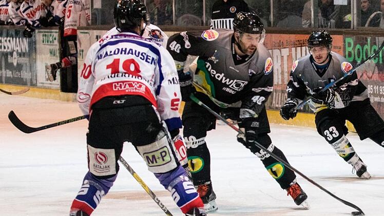 Das Rennen um Platz 1 in der Eishockey-Bayernliga ist seit gestern entschieden. Das Duell zwischen dem Höchstadter Michal Petrak (re.) und dem Dorfener Lukas Miculka (nicht auf dem Bild) um die meisten Scorerpunkte geht am Sonntag in die letzte Runde.