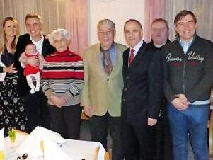 Albrecht Dornheim feierte 80. Im Bild (von links) Bruder Oswald, Schwiegertochter Dzana, Enkelin Lina, Sohn Alexander, Resi und Albrecht Dornheim, Bürgermeister Franz Uome, Pfarrer Pater Adrian Manderla, Sohn Joachim und Bruder Hans.  Foto: Klaus-Peter Wulf