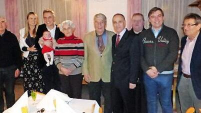 Albrecht Dornheim feierte 80. Im Bild (von links) Bruder Oswald, Schwiegertochter Dzana, Enkelin Lina, Sohn Alexander, Resi und Albrecht Dornheim, Bürgermeister Franz Uome, Pfarrer Pater Adrian Manderla, Sohn Joachim und Bruder Hans.  Foto: Klaus-Peter Wulf