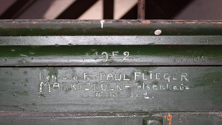 Die Aufschrift auf dem hölzernen Uhrenkasten zeigt einen bekannten Namen für Uhren in Lichtenfels: Flieger.