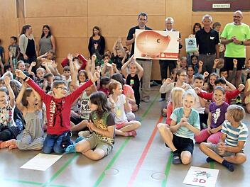 Urkunden, Abzeichen und einen Scheck sowie ein Schild gab es für die erfolgreiche Teilnahme. Foto: Richard Sänger