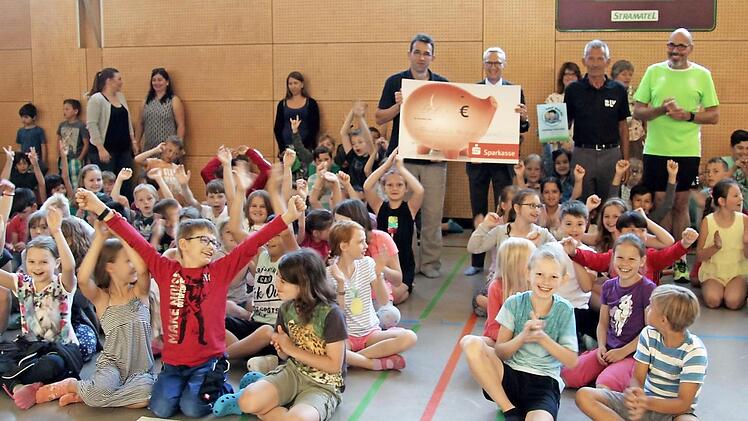 Urkunden, Abzeichen und einen Scheck sowie ein Schild gab es für die erfolgreiche Teilnahme. Foto: Richard Sänger