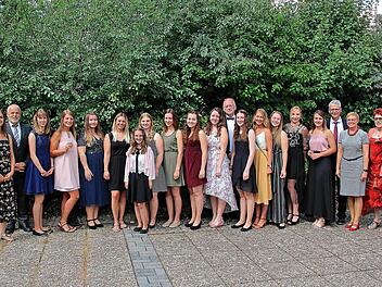 Abschlussfeier der Fachakademie für Sozialpädagogik am BBZ Münnerstadt:  Anika Schmitt, Schulleiter Harry Koch, Sonja Göbel, Anna-Lena Groß, Sarah  Kohlhepp, Mona Wagner, Denise Eberhardt, Leonie Beck, Ronja Menz, Jana  Hofmann, Ronja Kotasek, Bürgermeister Helmut Blank, Michaela Weber, Lea  Scheuplein, Nicole Taub Mann, Verena Rößer, Lena Mauder, der  stellvertretende Schulleiter Christian Zintl, Bundestagsabgeordnete Sabine  Dittmar und die stellvertretende Landrätin Monika Horcher. Foto: D...