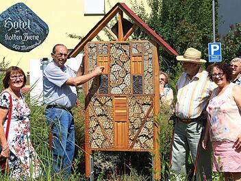 Einweihung des Hotels "Zur flotten Biene": Luise Meyer-Bieber, der Erbauer Franz Josef Blümlein, Karl Beudert und die Chefin des Seniorenzentrums St. Elisabeth, Renate Schiefer, (v.l.n.r.) freuten sich über über das gelungene Werk. Dieter Britz