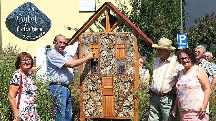 Einweihung des Hotels "Zur flotten Biene": Luise Meyer-Bieber, der Erbauer Franz Josef Blümlein, Karl Beudert und die Chefin des Seniorenzentrums St. Elisabeth, Renate Schiefer, (v.l.n.r.) freuten sich über über das gelungene Werk. Dieter Britz