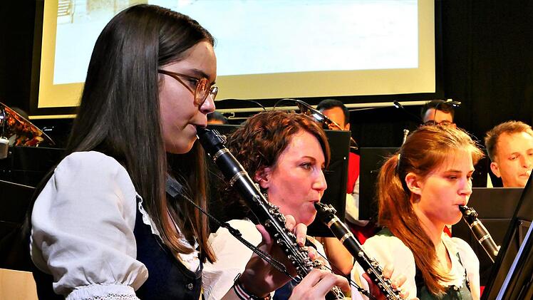 An der Klarinette: von links: Anna-Lena Benkert, Carina  Rauh und Katharina SchölerElisabeth Mehn