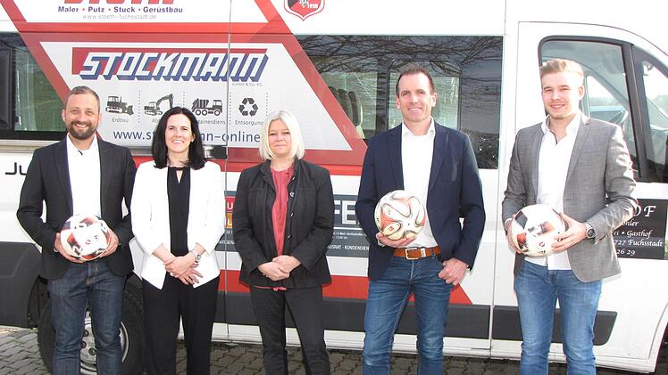 Der neu gewählte Vorstand des FC Fuchsstadt vor dem vereinseigenen Bus:(von links) Thomas Knüttel, Kristina Luxem, Sabrina Hofstetter, Rene Gerner und Pascal Weissenberger. Foto: Ludwig Deschner