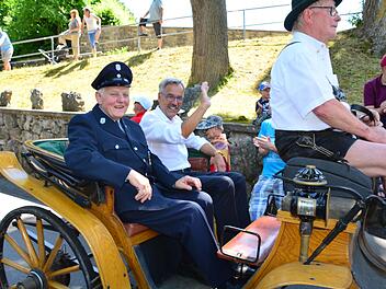 Die zwei Altbürgermeister  Adalbert Kiesel (links) und Günter Kiesel nahmen beim Festzug zum 150-jährigen Jubiläum der Freiwilligen Feuerwehr Nüdlingen zusammen in der Kutsche Platz.Arthur Stollberger