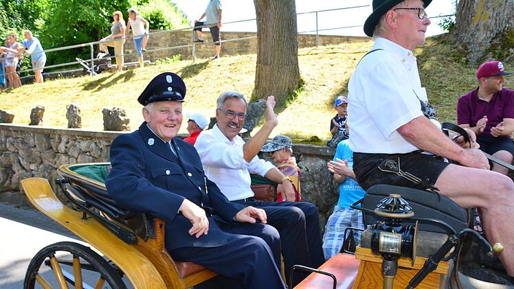 Die zwei Altbürgermeister  Adalbert Kiesel (links) und Günter Kiesel nahmen beim Festzug zum 150-jährigen Jubiläum der Freiwilligen Feuerwehr Nüdlingen zusammen in der Kutsche Platz.Arthur Stollberger