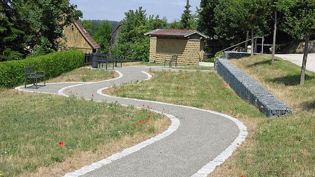 Viel Geld hat Sonnefeld f&uuml;r die zur Jahresmitte abgeschlossene Neugestaltung der Friedhofsanlage s&uuml;dlich der Moritzkirche und f&uuml;r neue Beisetzungsm&ouml;glicheiten in die Hand genommen.  Foto: Klaus Oelzner