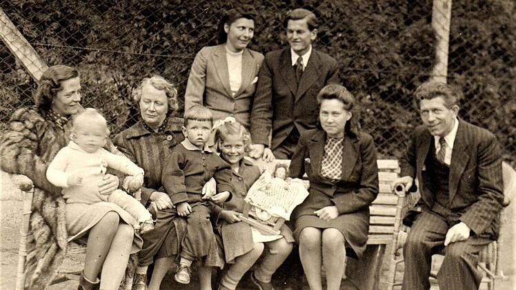 Musikschul-Gründer und Komponist Artur Grenz (rechts) und Ehefrau Emmy (links) mit Familie im Jahr 1946; dahinter Musikschullehrer und Violinist Hans Bürger mit Ehefrau Marta.  Repro: Sigismund von Dobschütz