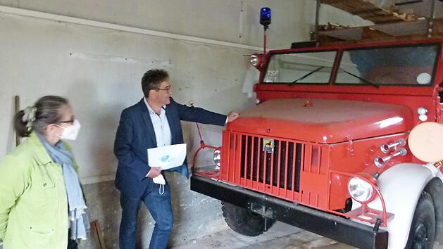 Im alten Bauhof der Gemeinde Untersiemau steht auch ein Oldtimer-Feuerwehrfahrzeug. Ein besonderes Schmuckst&uuml;ck, meint B&uuml;rgermeister Rolf Rosenbauer.