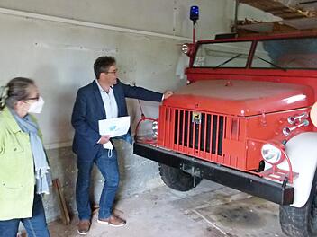 Im alten Bauhof der Gemeinde Untersiemau steht auch ein Oldtimer-Feuerwehrfahrzeug. Ein besonderes Schmuckstück, meint Bürgermeister Rolf Rosenbauer.