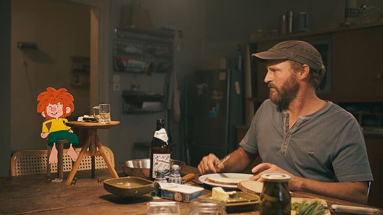 Noch essen der Pumuckl und Florian Eder (Florian Br&uuml;ckner) gemeinsam zu Abend, doch am Ende der zweiten Staffel droht ihre "Bromance" f&uuml;r immer zu zerbrechen.