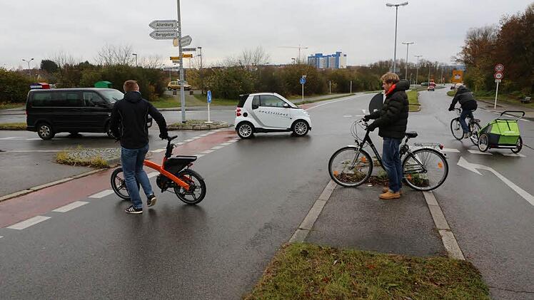 Die tägliche Herausforderung: Christian Hader (links) und Berthold Opower queren den Babenbergerring in Richtung Würzburger Straße. Im Hintergrund ist zu sehen, wie die beiden Linksabbieger (weißes Auto und Fahrrad mit Anhänger) die Situation klären müssen. Foto: Barbara Herbst