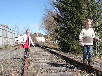 Die verwaisten Gleise am Bahnhof Bad Brückenau taugen gut als Spielplatz. Foto: Ulrike Müller