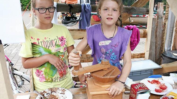 Gut versorgt sind die Kinder in der Spielstadt "Röbalino" - dafür sorgen sie selbst zum Beispiel mit einer Bäckerei. Fotos: Evi Seeger