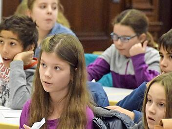 Die Geschichte der zwölfjährigen Sklavin Emma ging vielen Jungen und Mädchen bei der Kinder-Uni ganz schön nah.  Fotos: Ronald Rinklef