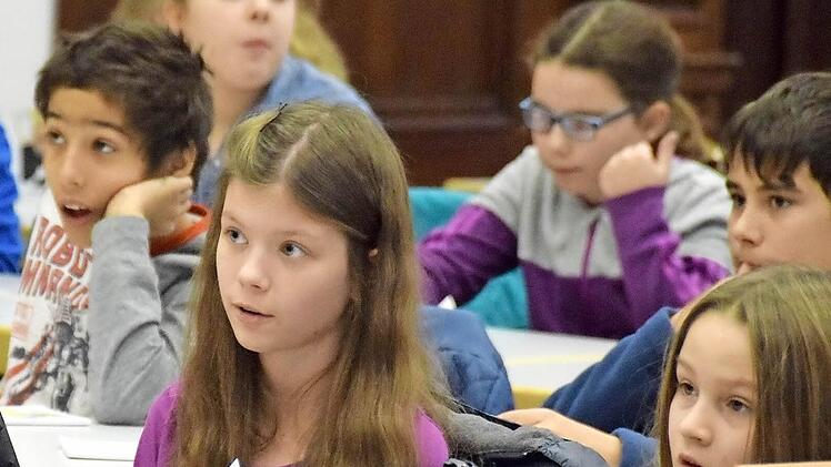 Die Geschichte der zwölfjährigen Sklavin Emma ging vielen Jungen und Mädchen bei der Kinder-Uni ganz schön nah.  Fotos: Ronald Rinklef