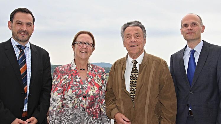 Irmgard Ruhhammer (Zweite von links) geht in den Ruhestand und scheidet als Zweite Vorsitzende der VHS Haßberge aus. Kurt Sieber (Dritter von links) übernimmt dieses Amt übergangsweise, wie er sagte. Vorsitzender Holger Baunacher (links) und Geschäftsführer Holger Weininger (rechts) mit den beiden "Urgesteinen" der VHS.  Foto: Helmut Will