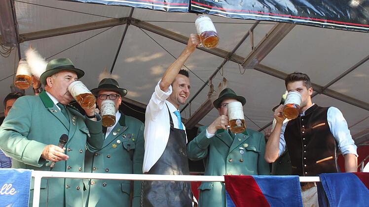 Auf ein gutes Gelingen des Festes! Bürgermeister Andreas Hügerich prostete den Besuchern im Biergarten nach dem Bieranstich zu.