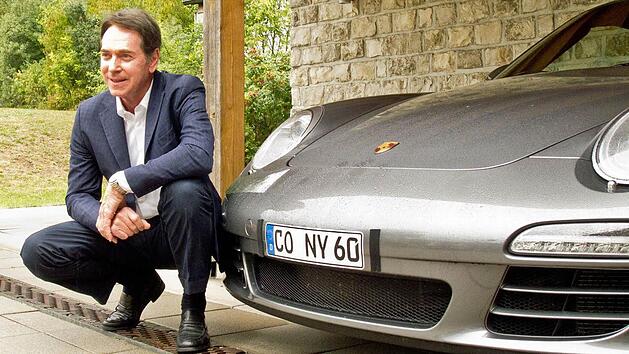 Michael Stoschek neben seinem Cabrio mit ungenehmigtem Klebekennzeichen. Foto: Archiv/Jochen Berger