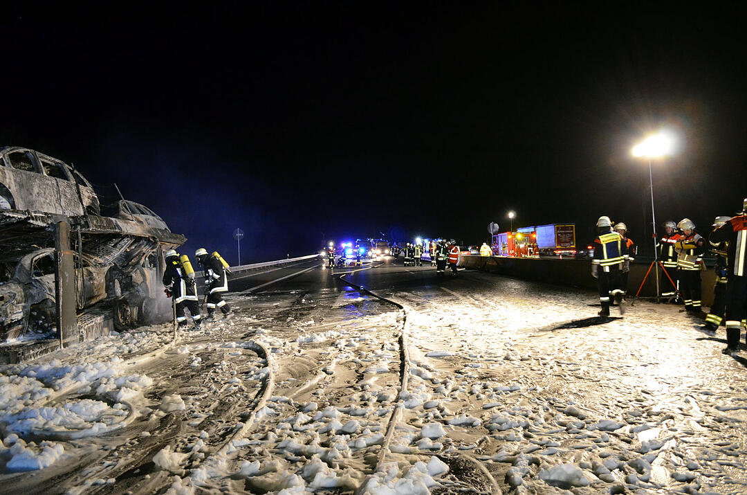 Autotransporter brennt auf A3 bei Helmstadt